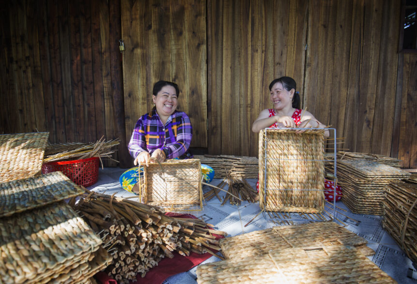 Women weaving baskets in Nga Nam