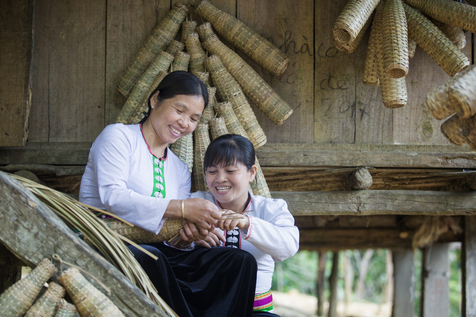 Women in Da Bia weaving shrimp baskets